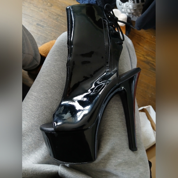 BRAND NEW PLEASERS BLACK PATENT LEATHER PLATFORM DANCER HEELS SIZE 7 - Picture 1 of 10